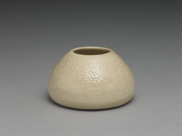 白瓷團花紋水盛