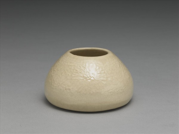 白瓷團花紋水盛