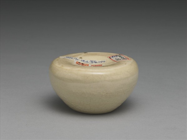 白瓷團花紋水盛