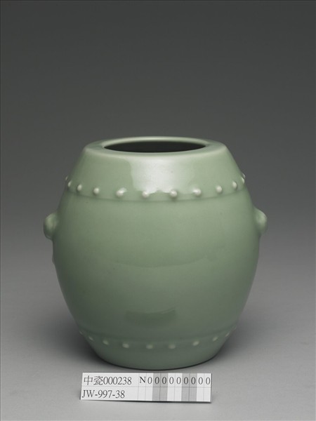 青瓷獸耳暗環鼓式罐