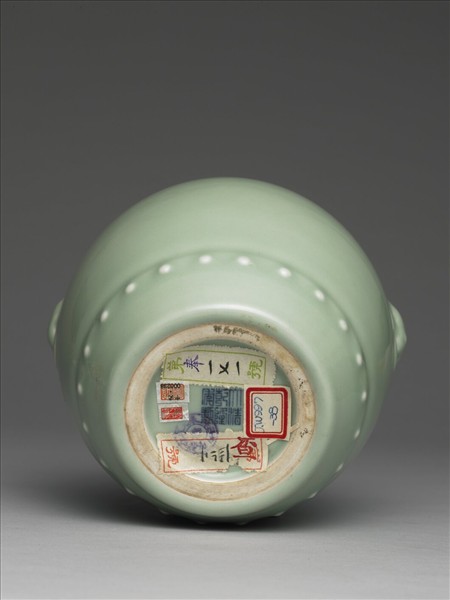 青瓷獸耳暗環鼓式罐