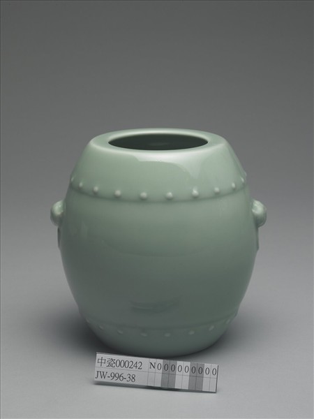 青瓷獸耳暗環鼓式罐