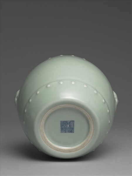青瓷獸耳暗環鼓式罐
