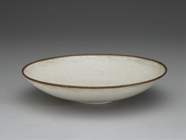 白瓷印花花卉紋盤