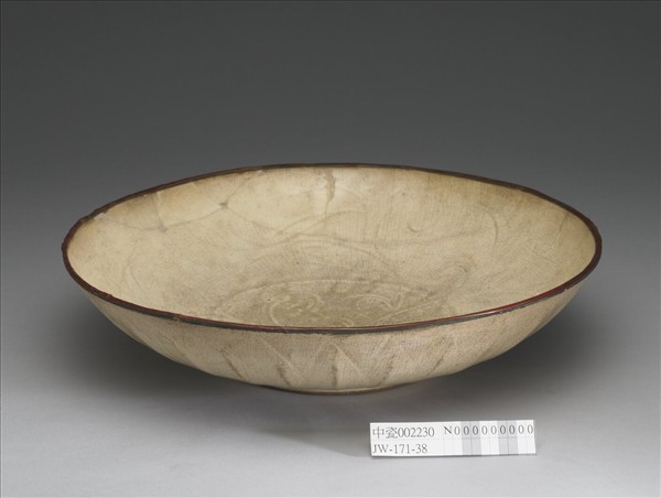 吉州窯 白瓷蓮瓣紋碗