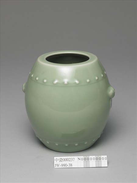 青瓷獸耳暗環鼓式罐