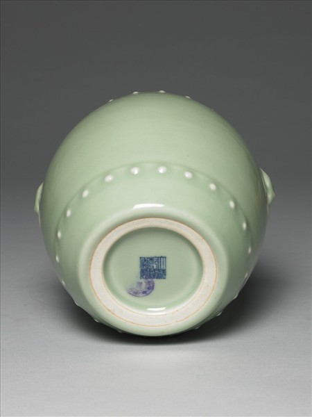 青瓷獸耳暗環鼓式罐