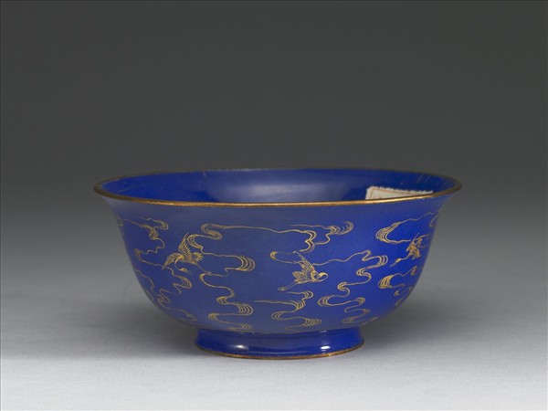 銅胎畫琺瑯藍地雲鶴紋碗