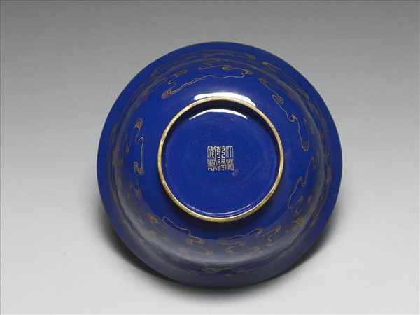 銅胎畫琺瑯藍地雲鶴紋碗