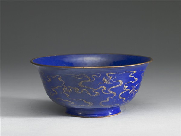 銅胎畫琺瑯藍地雲鶴紋碗