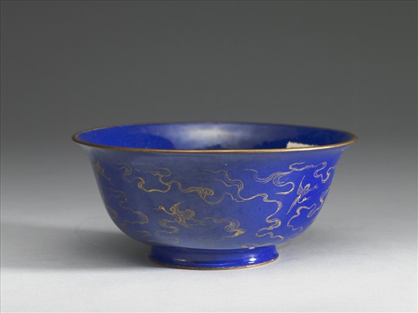 銅胎畫琺瑯藍地雲鶴紋碗