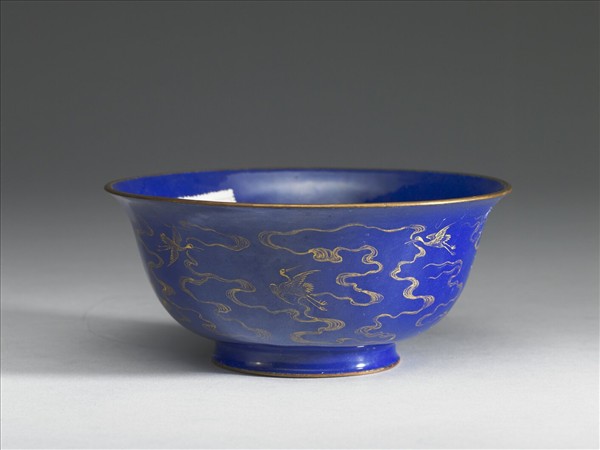 銅胎畫琺瑯藍地雲鶴紋碗
