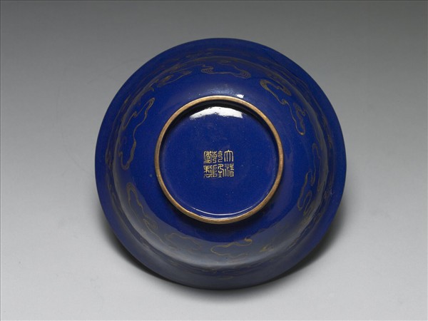 銅胎畫琺瑯藍地雲鶴紋碗