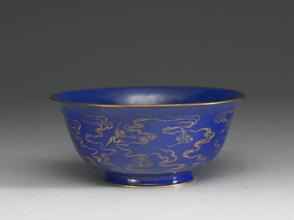 銅胎畫琺瑯藍地雲鶴紋碗