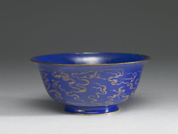 銅胎畫琺瑯藍地雲鶴紋碗