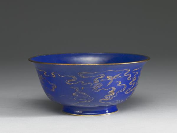 銅胎畫琺瑯藍地雲鶴紋碗