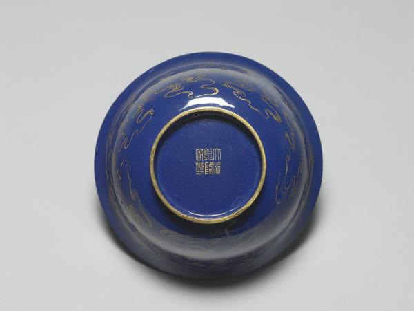 銅胎畫琺瑯藍地雲鶴紋碗