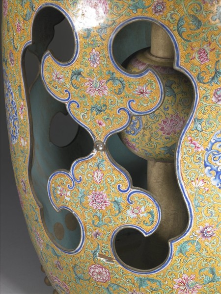 銅胎畫琺瑯黃地花草紋坐墩