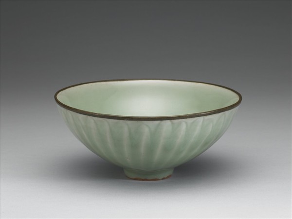 龍泉窯 青瓷蓮瓣紋碗