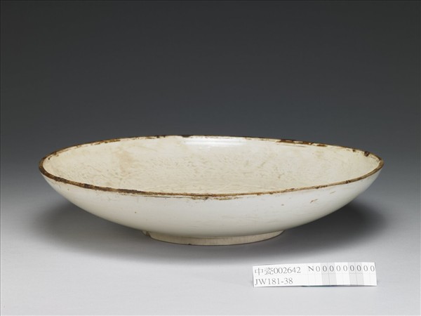 吉州窯 白瓷印花壽字花卉紋盤