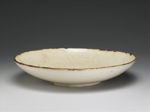 吉州窯 白瓷印花壽字花卉紋盤