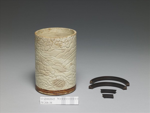 臨川窯 白瓷刻花龍紋筆筒