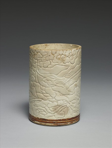 臨川窯 白瓷刻花龍紋筆筒