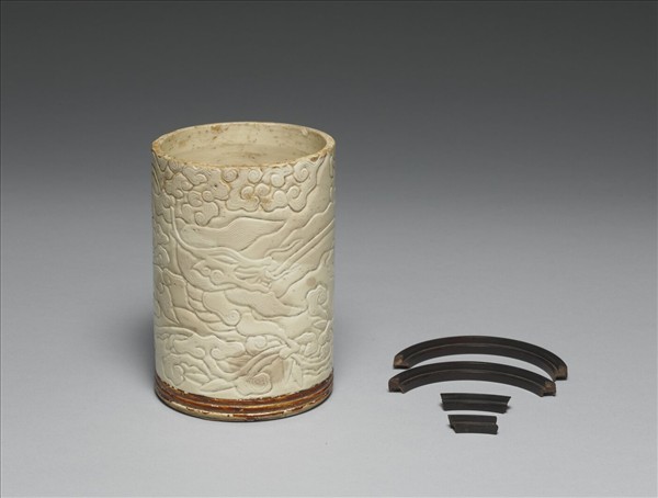 臨川窯 白瓷刻花龍紋筆筒