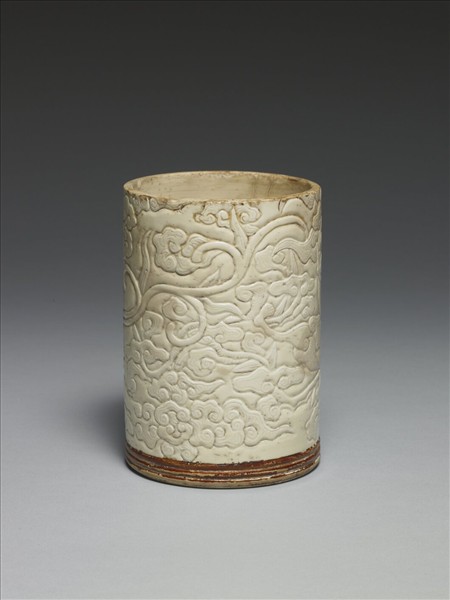 臨川窯 白瓷刻花龍紋筆筒