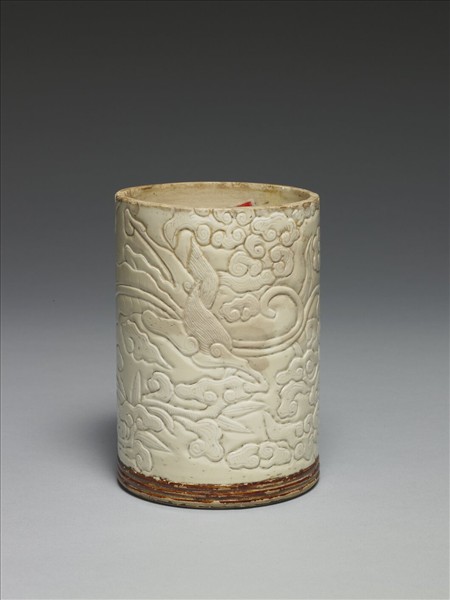 臨川窯 白瓷刻花龍紋筆筒