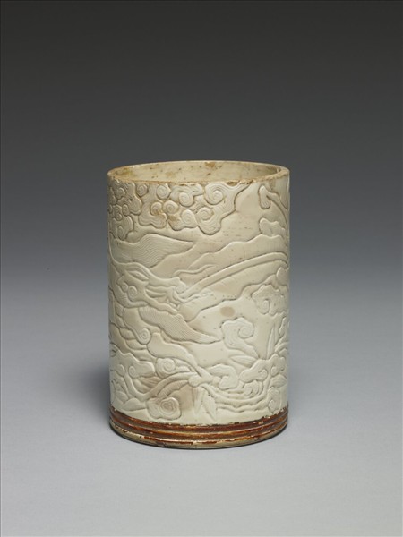 臨川窯 白瓷刻花龍紋筆筒