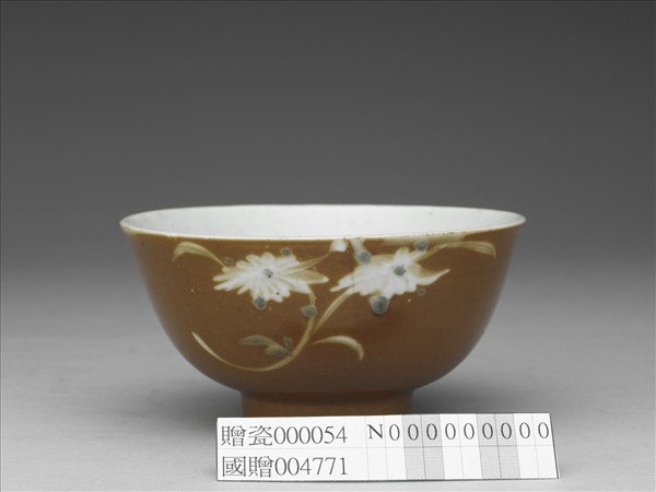 紫金釉菊花紋碗