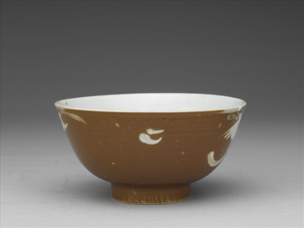 紫金釉菊花紋碗