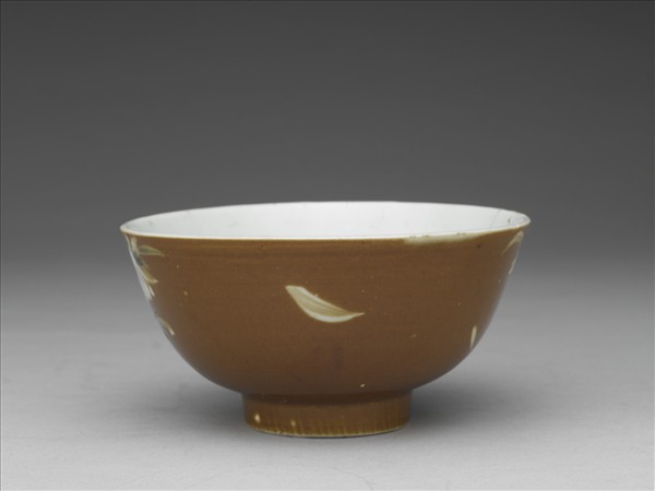 紫金釉菊花紋碗