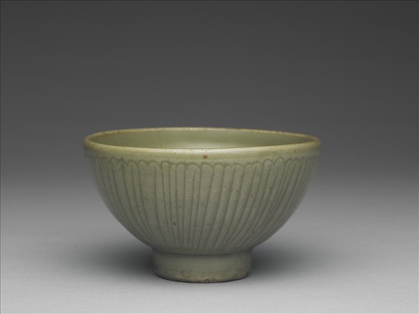 青瓷菊瓣紋碗