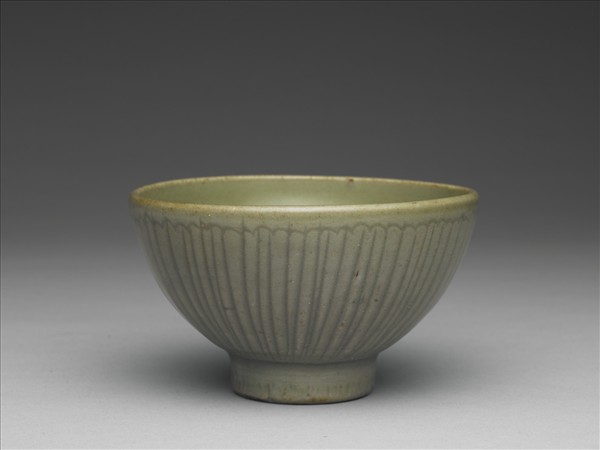 青瓷菊瓣紋碗