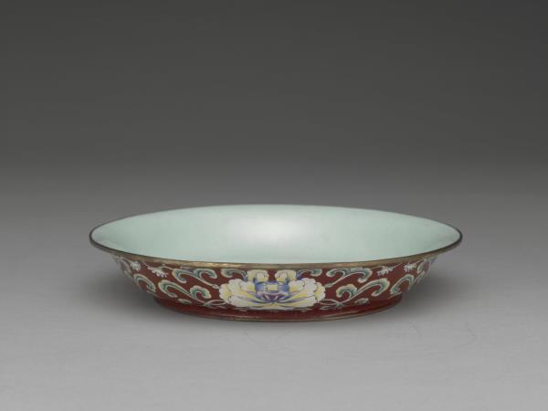 銅胎畫琺瑯紅地花卉紋盤