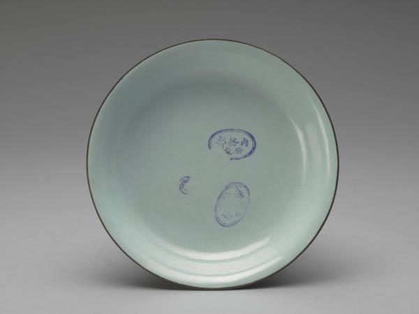 銅胎畫琺瑯紅地花卉紋盤