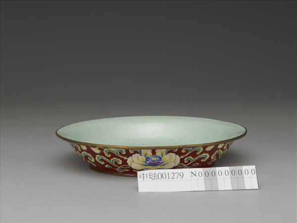 銅胎畫琺瑯紅地花卉紋盤