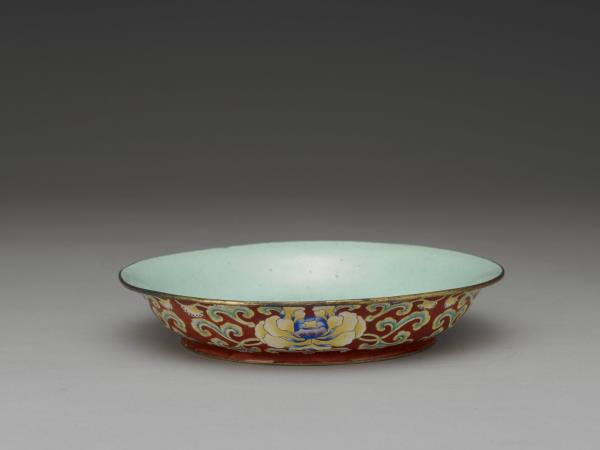 銅胎畫琺瑯紅地花卉紋盤