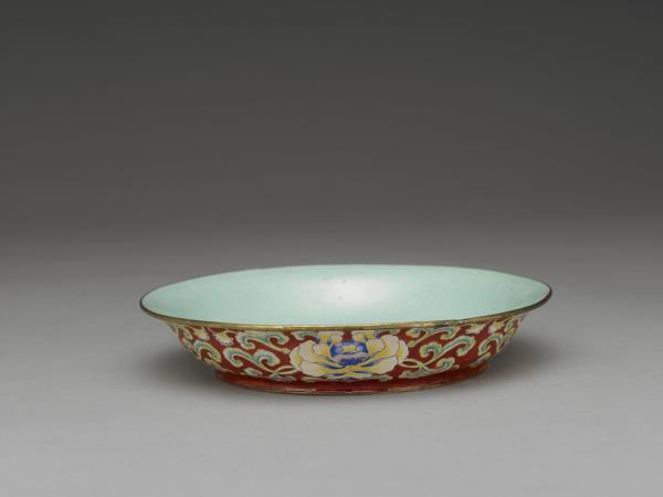 銅胎畫琺瑯紅地花卉紋盤