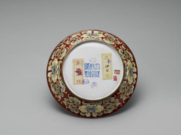 銅胎畫琺瑯紅地花卉紋盤