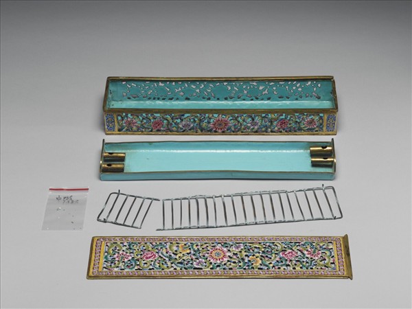 銅胎畫琺瑯番蓮紋爐