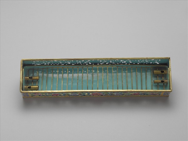 銅胎畫琺瑯鏤空番蓮紋長方香薰