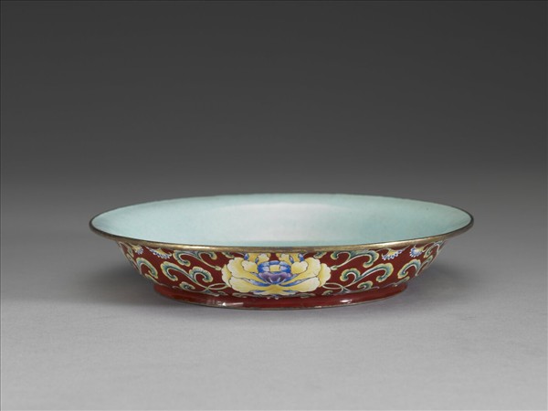 銅胎畫琺瑯紅地花卉紋盤