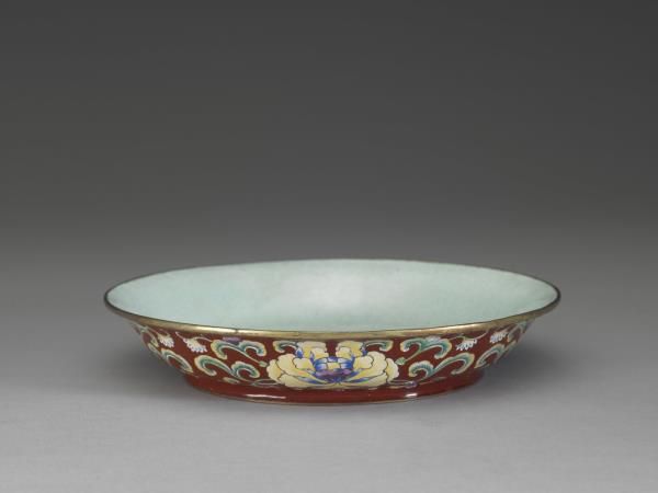 銅胎畫琺瑯紅地花卉紋盤