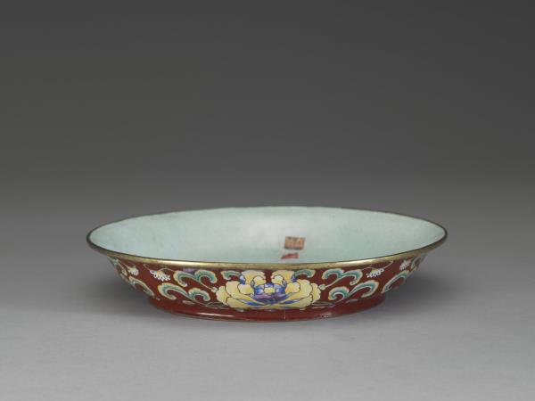 銅胎畫琺瑯紅地花卉紋盤