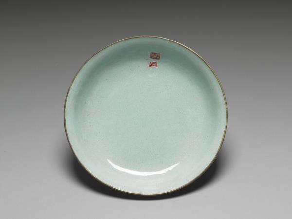 銅胎畫琺瑯紅地花卉紋盤