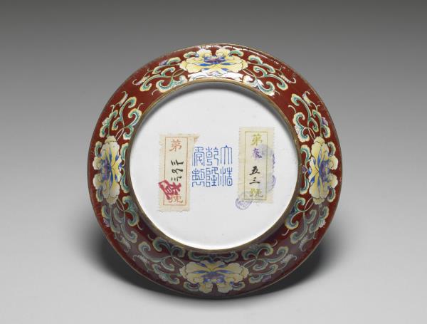 銅胎畫琺瑯紅地花卉紋盤