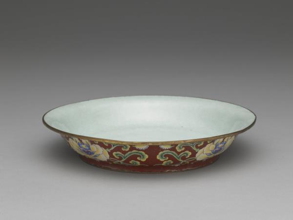 銅胎畫琺瑯紅地花卉紋盤